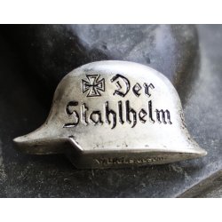 German WW2 Der Stahlhelm - member's badge 'W.D'