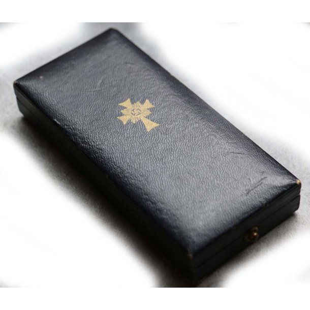 German WW2 Mother's Cross in Gold with case of issue 'Alois Rettenmaier'