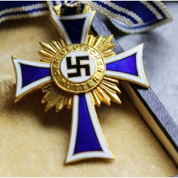 German WW2 Mother's Cross in Gold with case of issue 'Alois Rettenmaier'