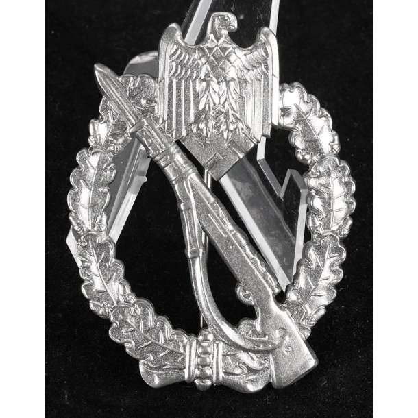 German WW2 Infantry assault badge in silver 'Deumer' 'Oval Crimp' - Minty!