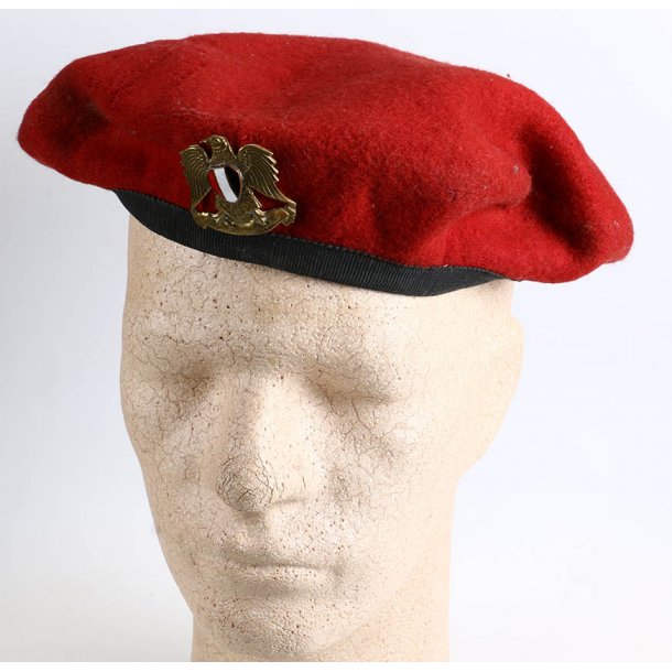 Egyptian Army Airborne Officer's red Beret and badge