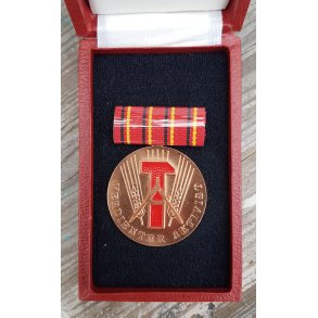 DDR, Verdienter Aktivist w. box