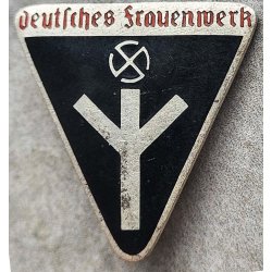 German WW2 Deutsches Frauenwerk member's badge 'M1/105'