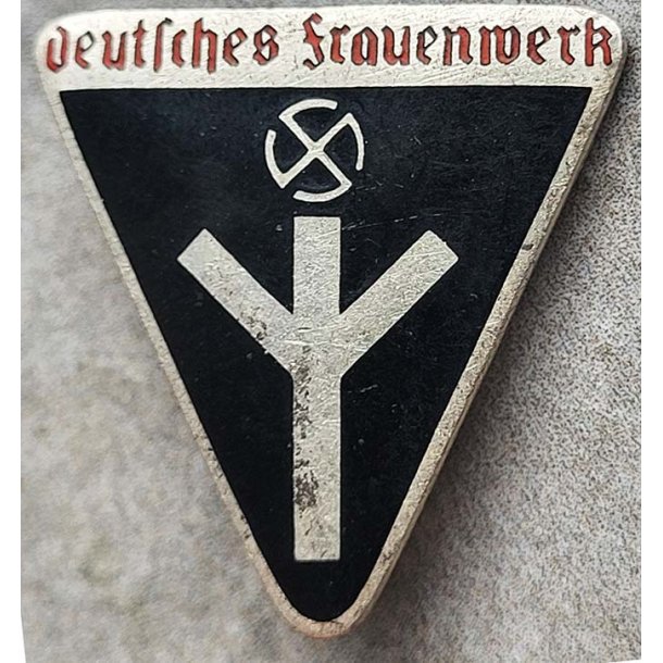 German WW2 Deutsches Frauenwerk member's badge 'M1/105'
