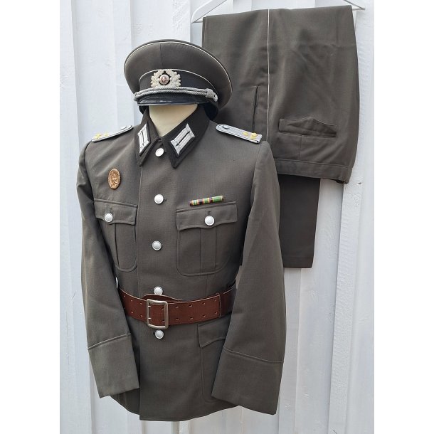 DDR, 1960�s NVA Infantry Oberleutnant Black collar service uniform