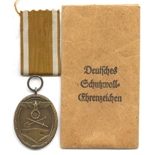 Westwall medal with bag of issue 'Carl Poellath'