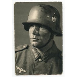 German WW2 soldier with a single decal early helmet