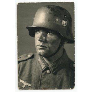 German WW2 soldier with a single decal early helmet
