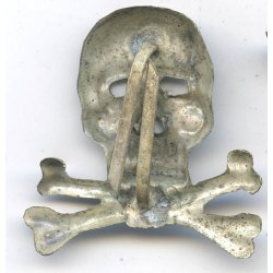 German WW1/WW2 Braunschweig IR-92/HR 17 Tradition Totenkopf cap badge